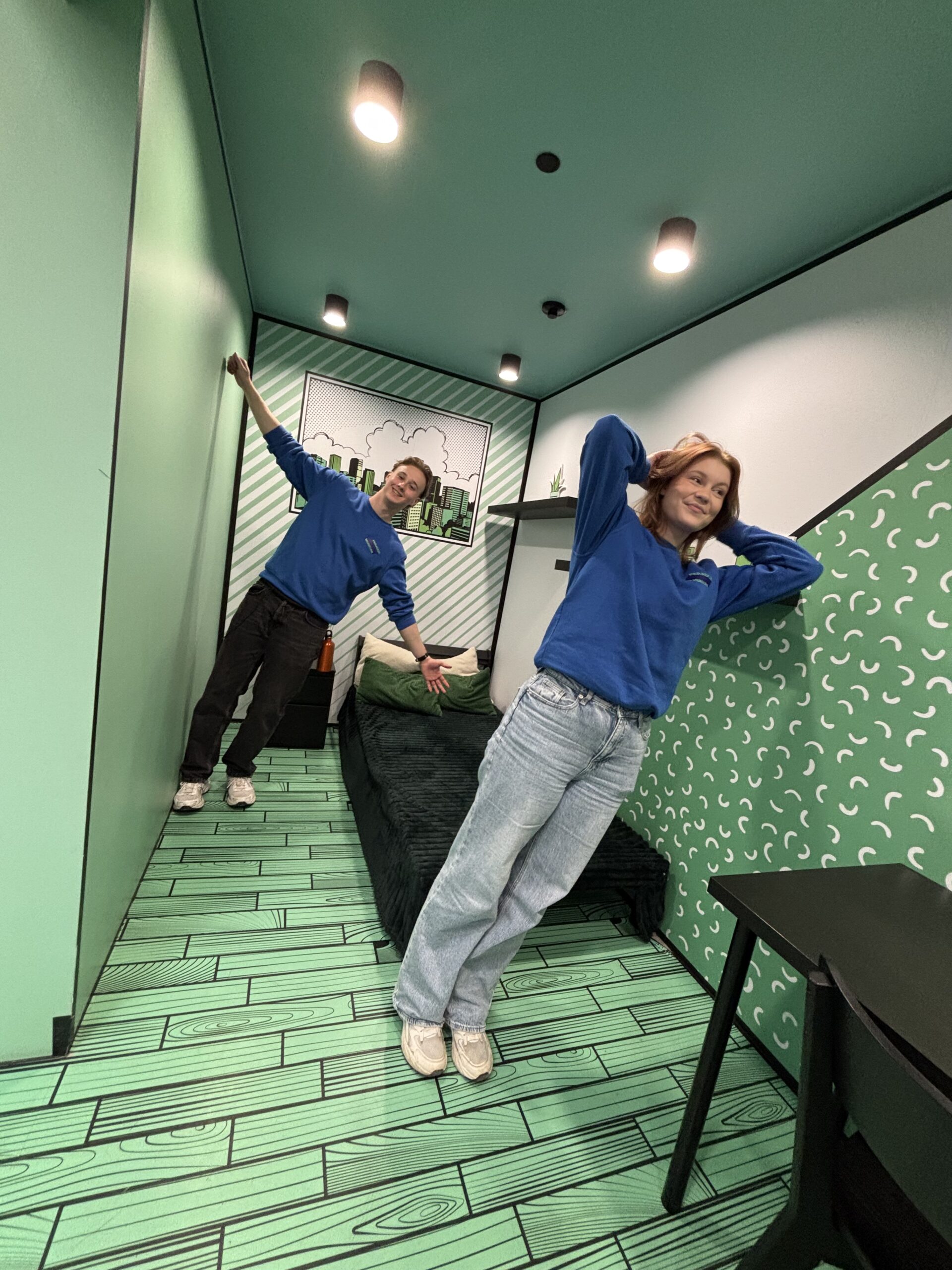 Kaksi ihmistä Paradox Museum Helsingin kaltevassa huoneessa nauttimassa illuusiosta